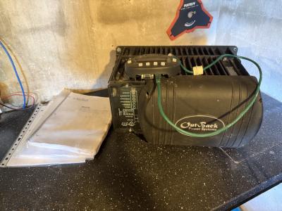 Komplettes Solarpaket mit Outback-Wechselrichter 3000W, Solarmodulen und Reglern – Installationsbereit