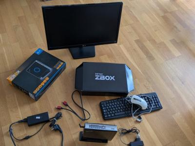 Komplettset ZOTAC ZBOX ID82 + LG-Monitor + Tastatur und Maus