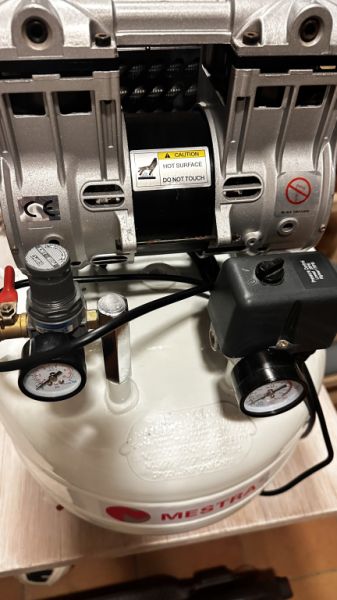 Oil-free compressor with dryer