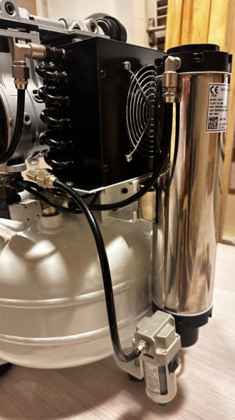 Oil-free compressor with dryer