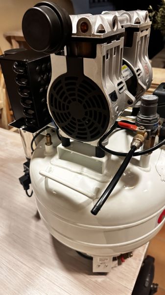 Oil-free compressor with dryer