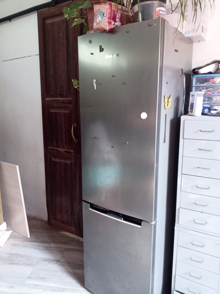 Refrigerator with bottom freezer 3 drawers