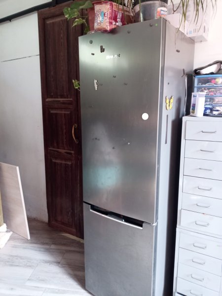 Refrigerator with bottom freezer 3 drawers