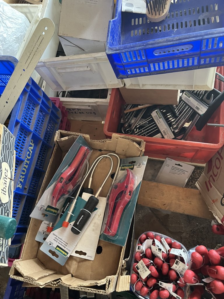 Lagerräumung in Arta, alles muss raus brauche Platz