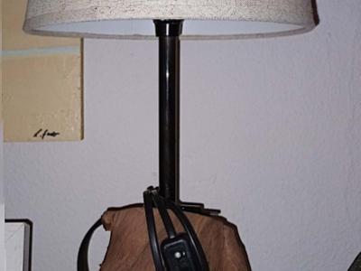 Lampe mit 3 Holzfüssen