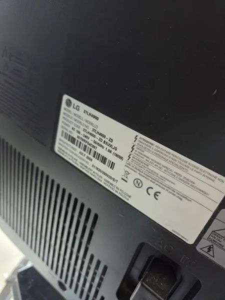 Televisor LG en negro.
