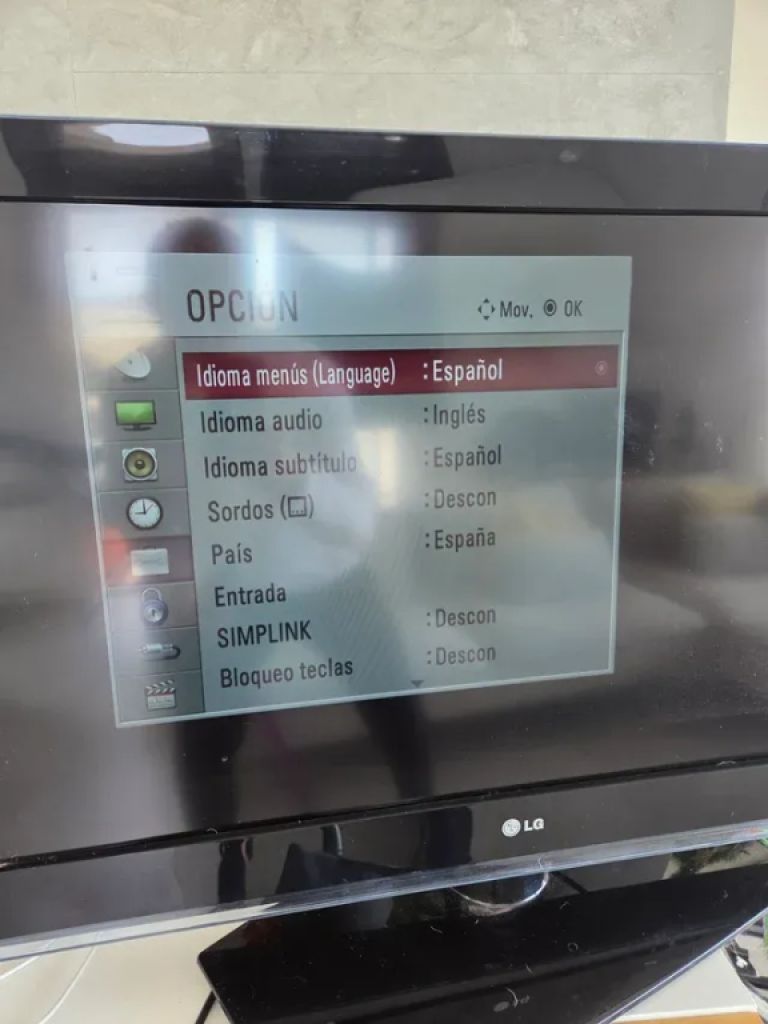 Televisor LG en negro.