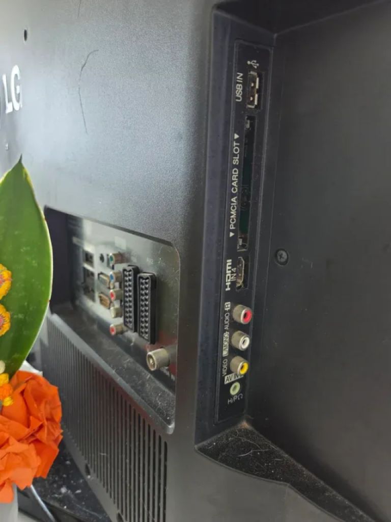 Televisor LG en negro.