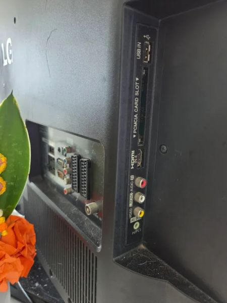 Televisor LG en negro.