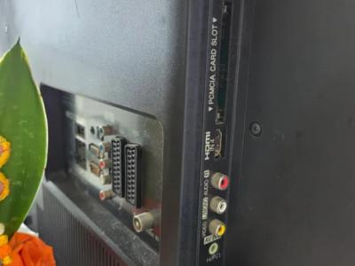 Televisor LG en negro.