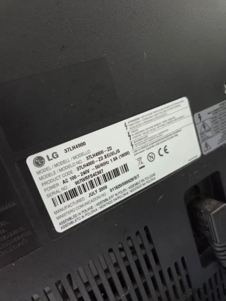 Televisor LG en negro.