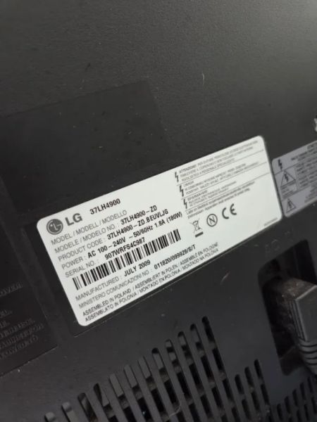 Televisor LG en negro.