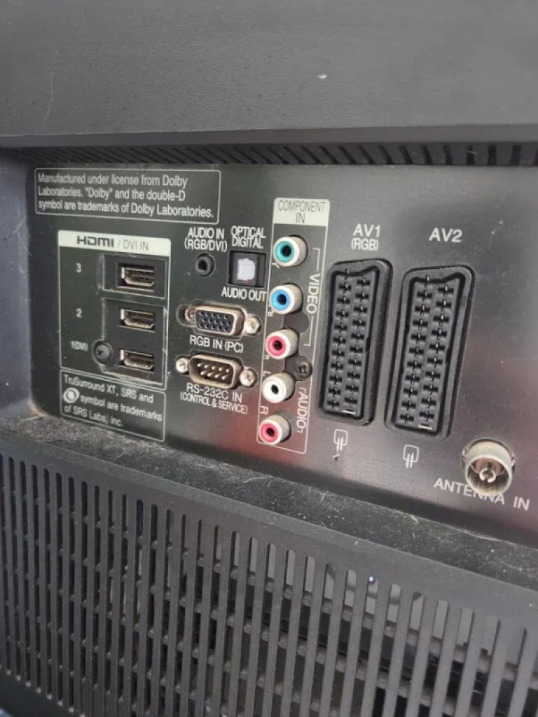 Televisor LG en negro.