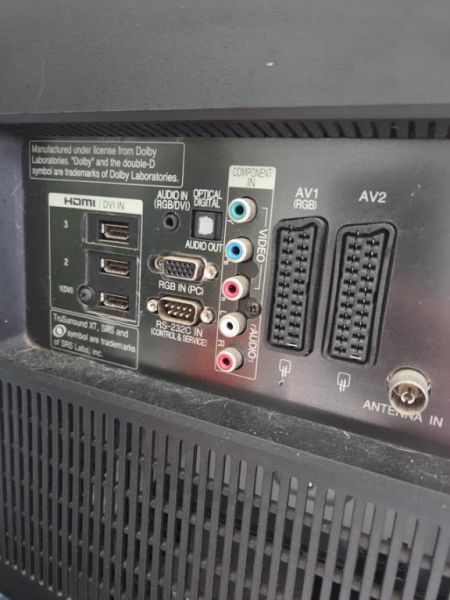 Televisor LG en negro.