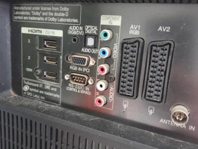 Televisor LG en negro.