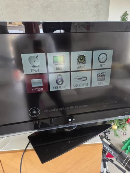 Televisor LG en negro.