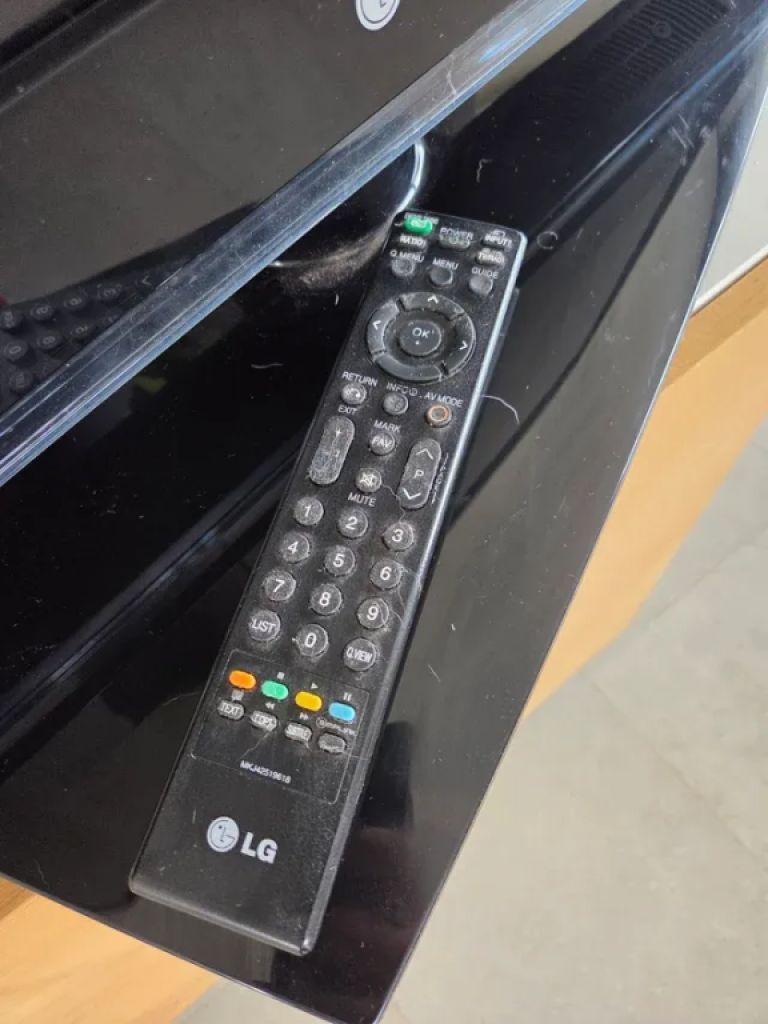 Televisor LG en negro.
