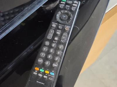 Televisor LG en negro.