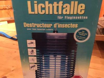 Light insect trap