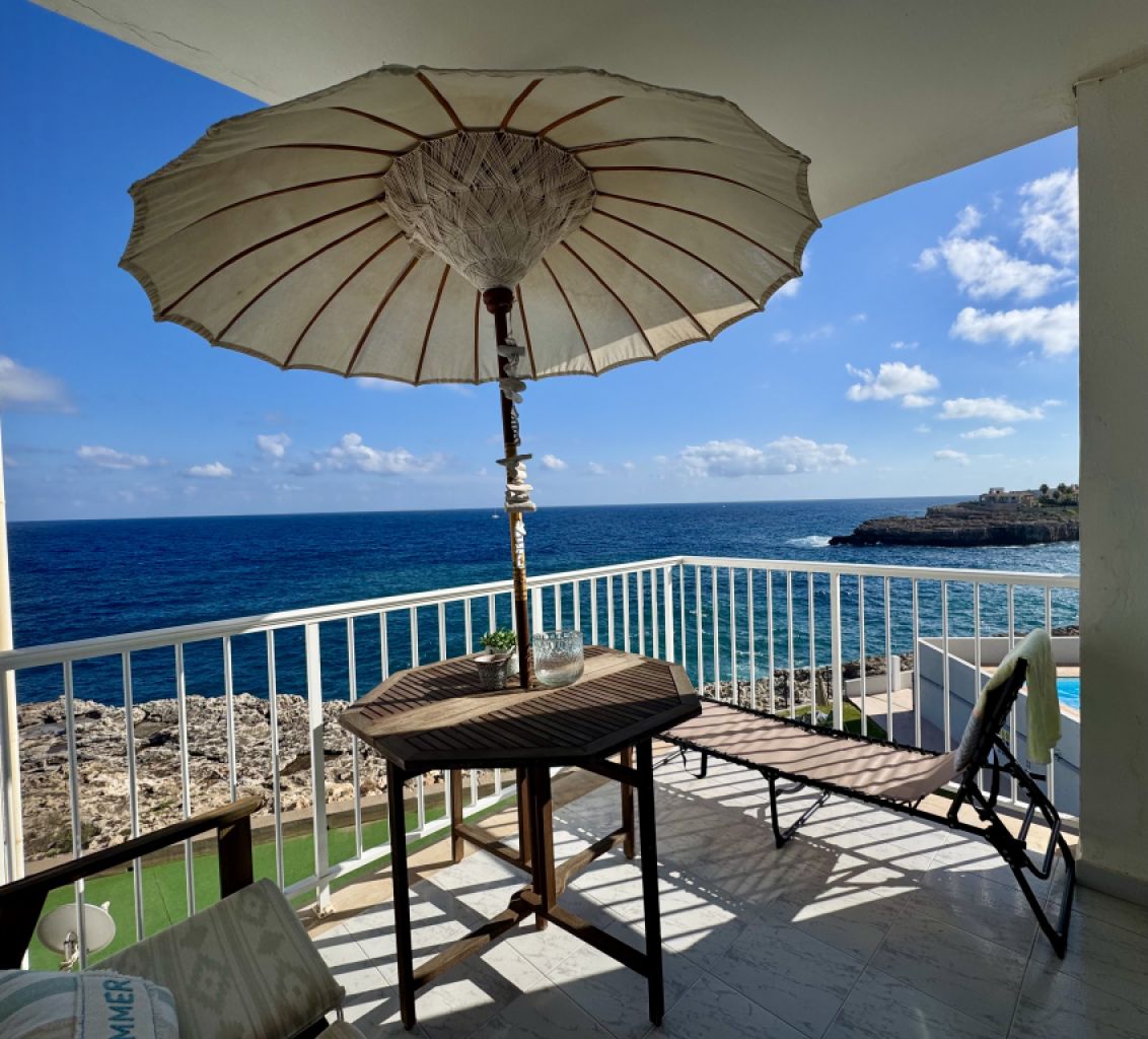 Bright, light-filled apartment on the first sea line in Portocolom