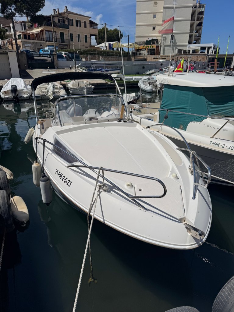 Liegeplatz 8x3 Meter in Arenal, inklusive Boot Quicksilver 635 WA mit AB Mariner 150 zu verkaufen