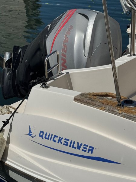 Liegeplatz 8x3 Meter in Arenal, inklusive Boot Quicksilver 635 WA mit AB Mariner 150 zu verkaufen