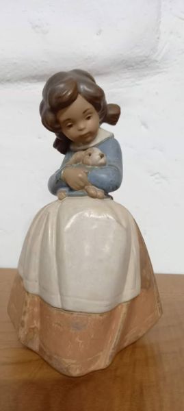 Lladro-Mädchen, das ein Kaninchen umarmt (Zärtlichkeit)