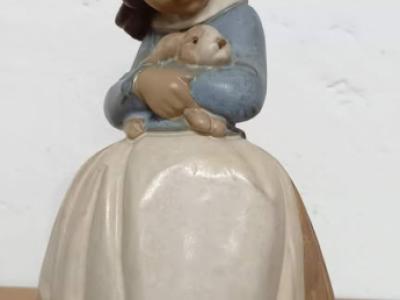 Lladro-Mädchen, das ein Kaninchen umarmt (Zärtlichkeit)