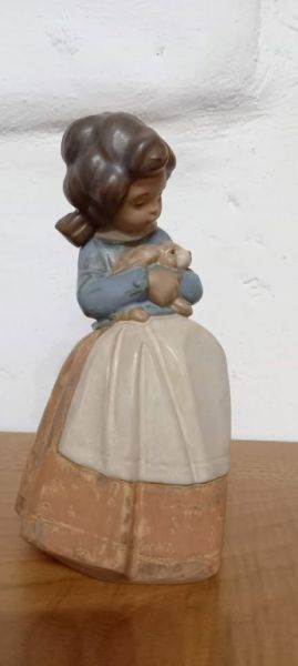 Lladro-Mädchen, das ein Kaninchen umarmt (Zärtlichkeit)
