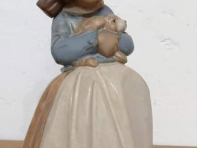 Lladro-Mädchen, das ein Kaninchen umarmt (Zärtlichkeit)