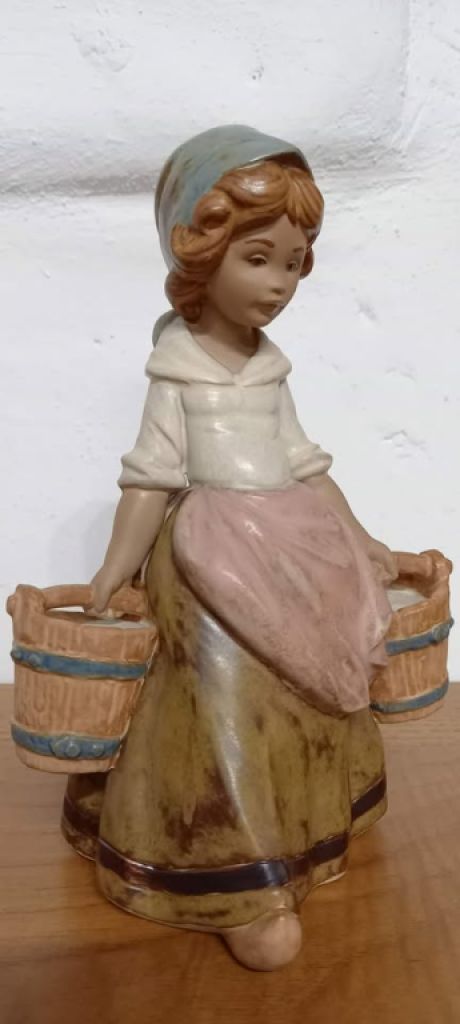 Lladro Mädchen mit zwei Eimern