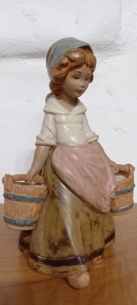 Lladro Mädchen mit zwei Eimern