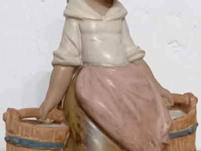 Lladro Mädchen mit zwei Eimern