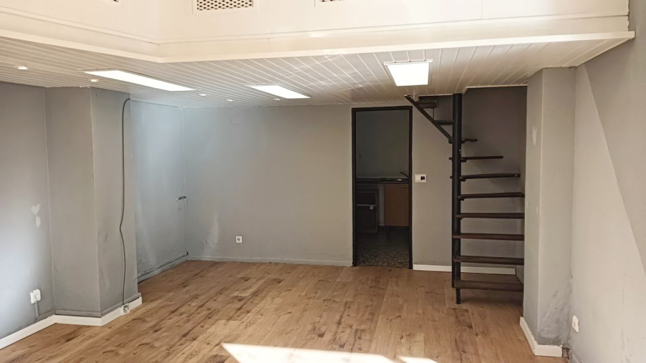 Local cerca del centro de Felantix --- L 27 CM