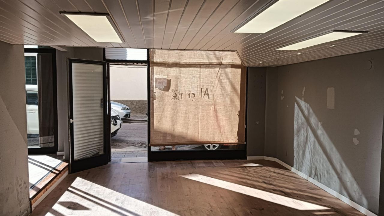 Local cerca del centro de Felantix --- L 27 CM