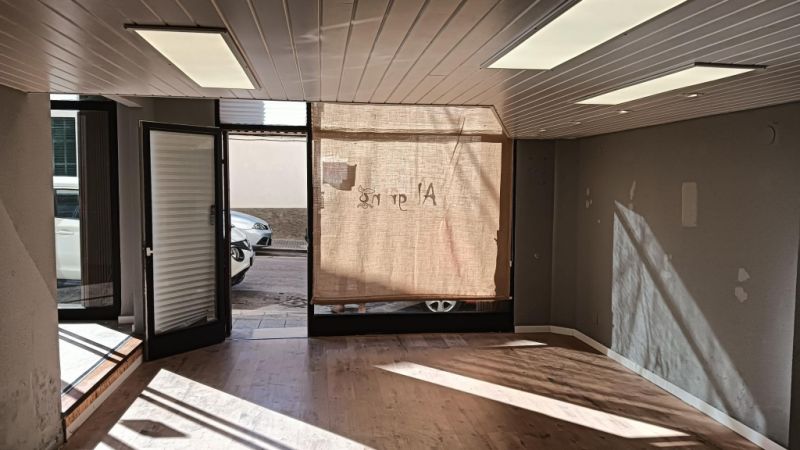 Local cerca del centro de Felantix --- L 27 CM