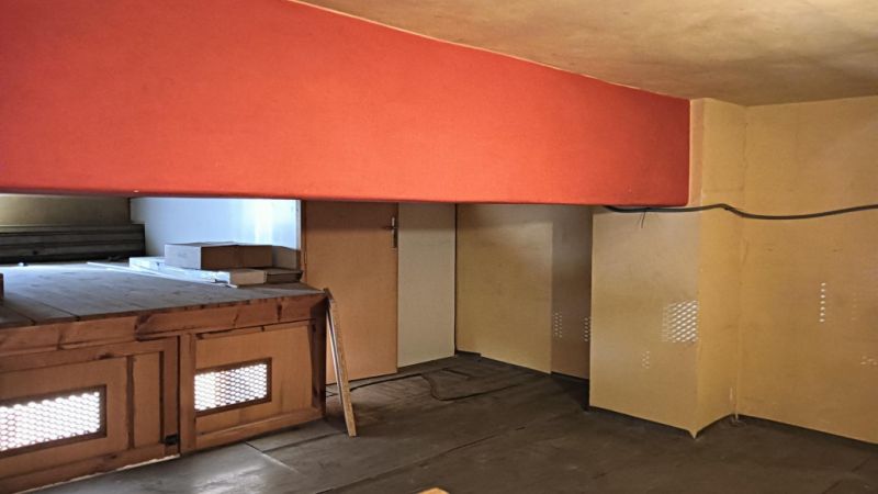 Local cerca del centro de Felantix --- L 27 CM