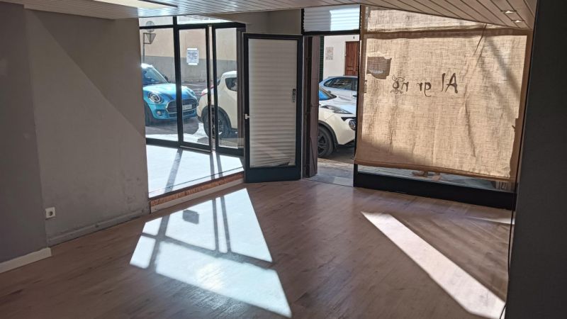 Local cerca del centro de Felantix --- L 27 CM