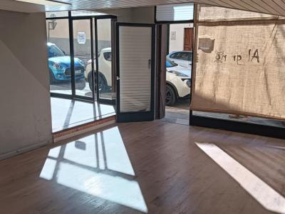 Local cerca del centro de Felantix --- L 27 CM