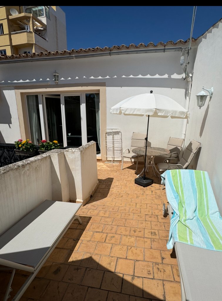 Lounge incl. mesa y sombrilla así como 3 sillas + mesa de mármol en venta