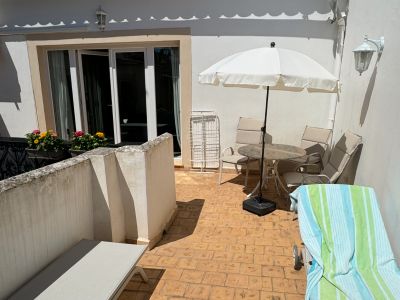 Lounge incl. mesa y sombrilla así como 3 sillas + mesa de mármol en venta