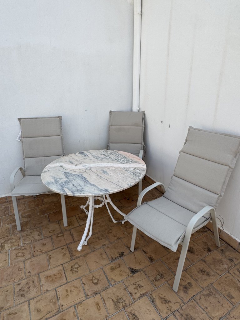 Lounge incl. mesa y sombrilla así como 3 sillas + mesa de mármol en venta