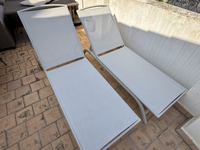 Lounge incl. mesa y sombrilla así como 3 sillas + mesa de mármol en venta