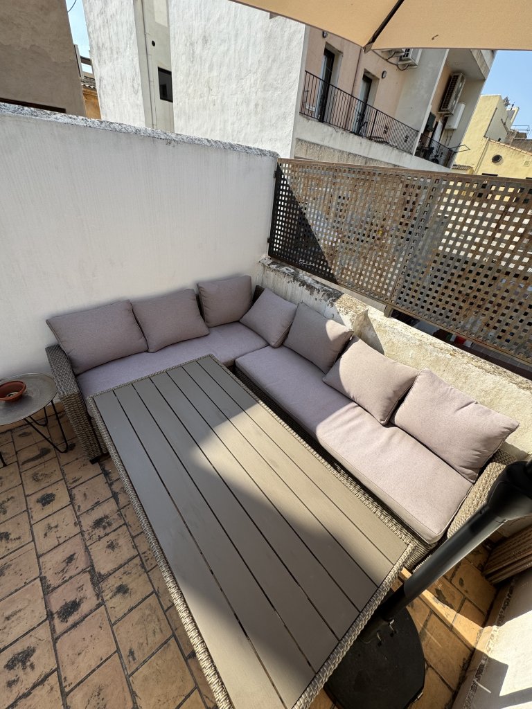 Lounge incl. mesa y sombrilla así como 3 sillas + mesa de mármol en venta
