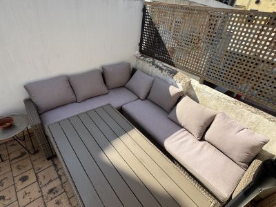 Lounge incl. mesa y sombrilla así como 3 sillas + mesa de mármol en venta