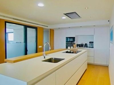 Luxury penthouse on the seafront promenade