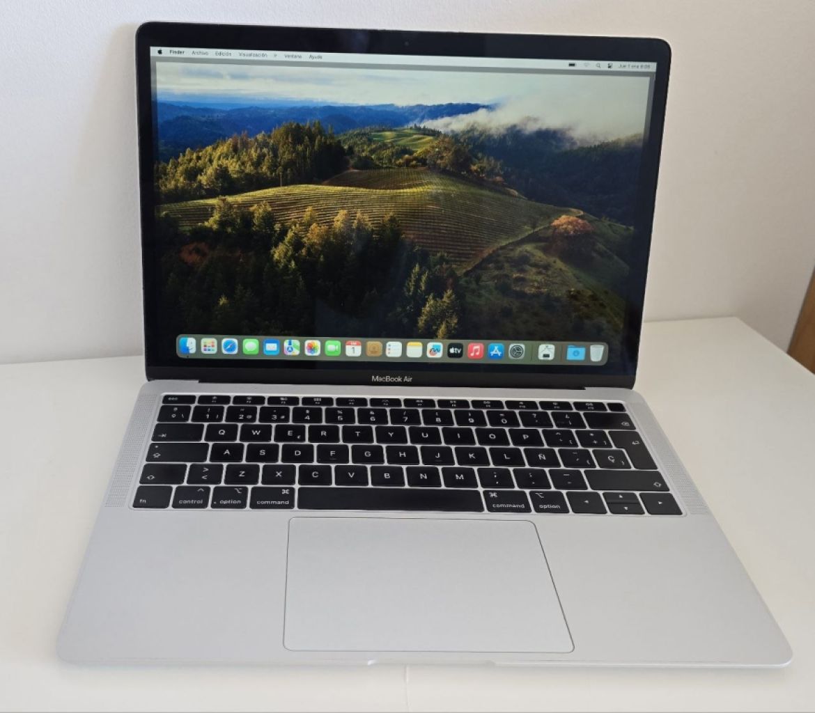 MacBook Air 13” in sehr gutem Zustand, funktioniert einwandfrei.