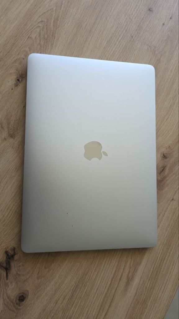 MacBook Air 13” in sehr gutem Zustand, funktioniert einwandfrei.
