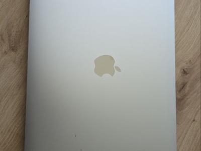 MacBook Air 13” in sehr gutem Zustand, funktioniert einwandfrei.