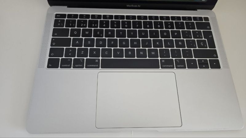 MacBook Air 13” in sehr gutem Zustand, funktioniert einwandfrei.